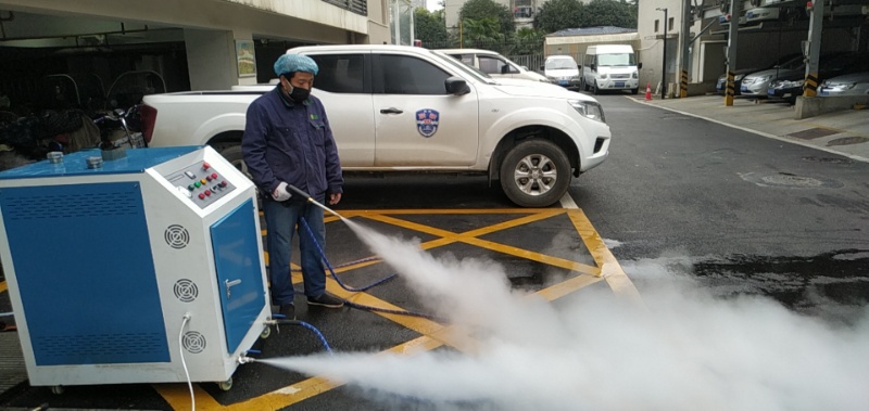 諾貝思工作人員志愿者使用蒸汽發生器為警車消毒